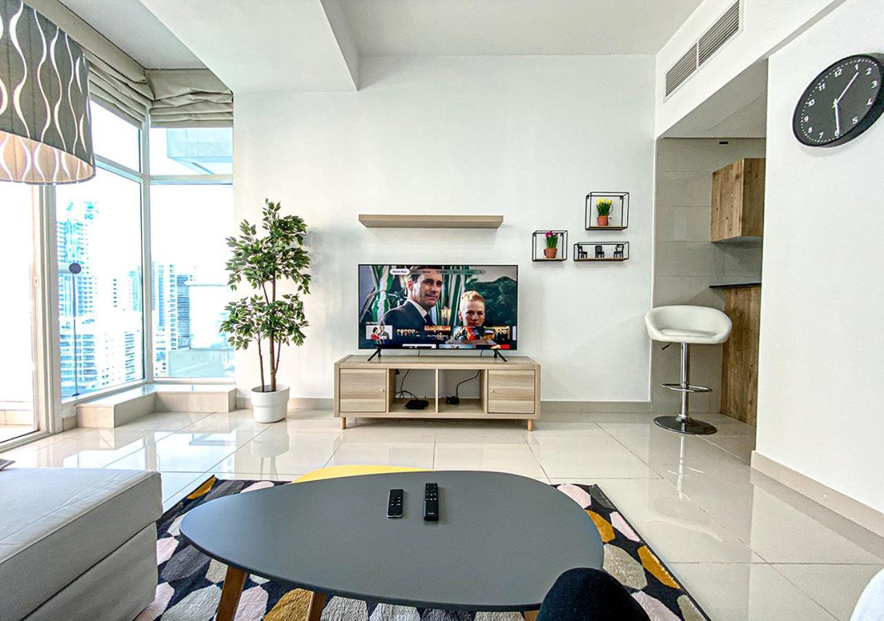 Walk To The Beach Or Enjoy The Amazing View From The Balcony Lägenhet Dubai Exteriör bild