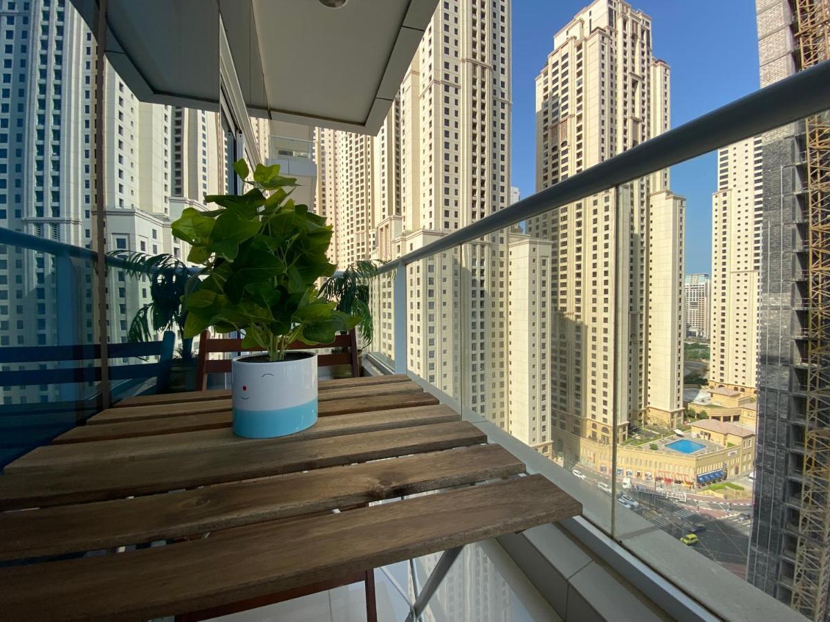 Walk To The Beach Or Enjoy The Amazing View From The Balcony Lägenhet Dubai Exteriör bild