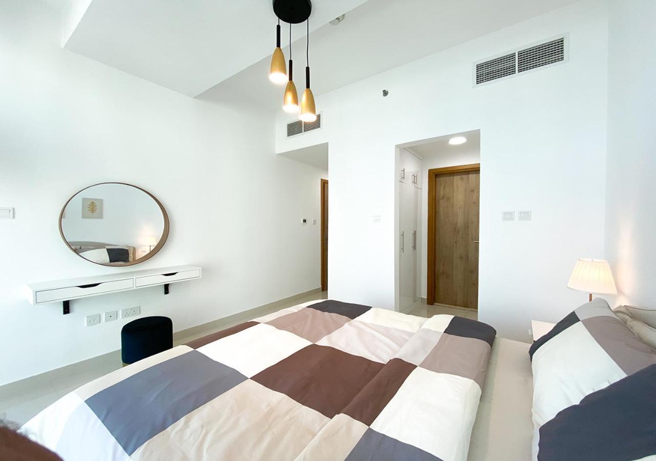 Walk To The Beach Or Enjoy The Amazing View From The Balcony Lägenhet Dubai Exteriör bild