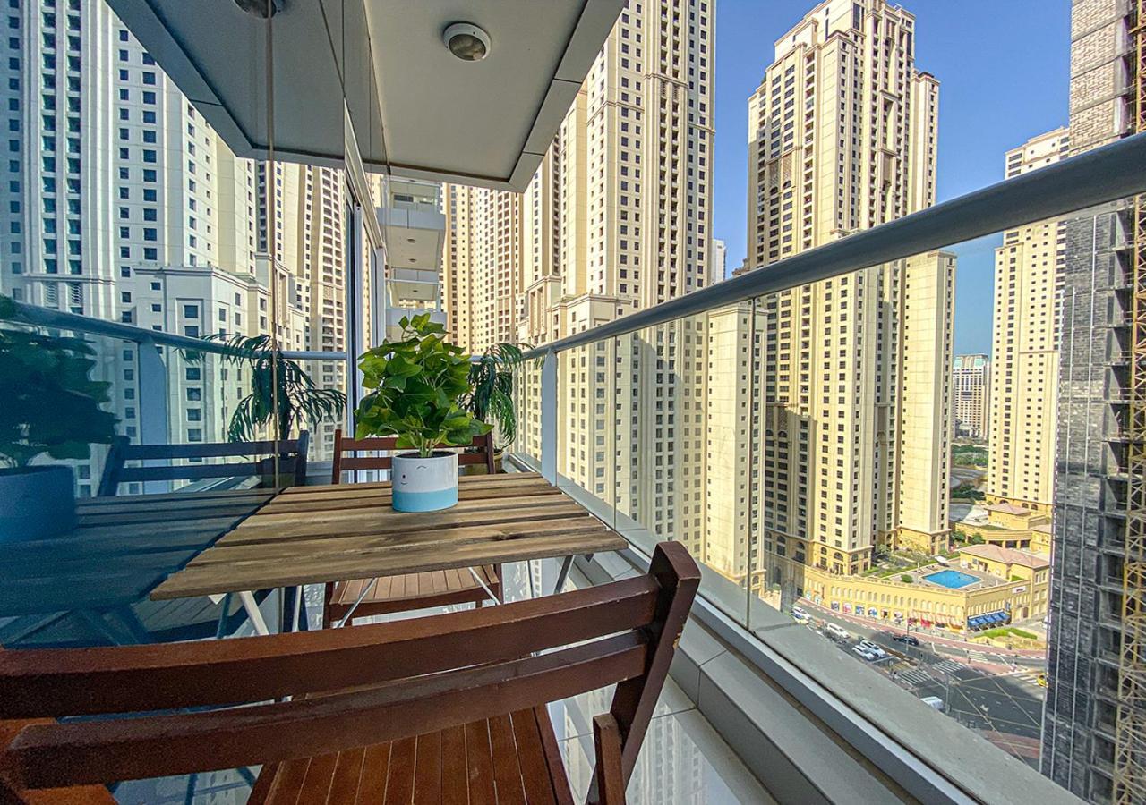 Walk To The Beach Or Enjoy The Amazing View From The Balcony Lägenhet Dubai Exteriör bild